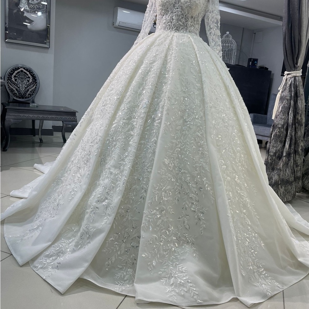 Elegant White Lace Wedding Dress